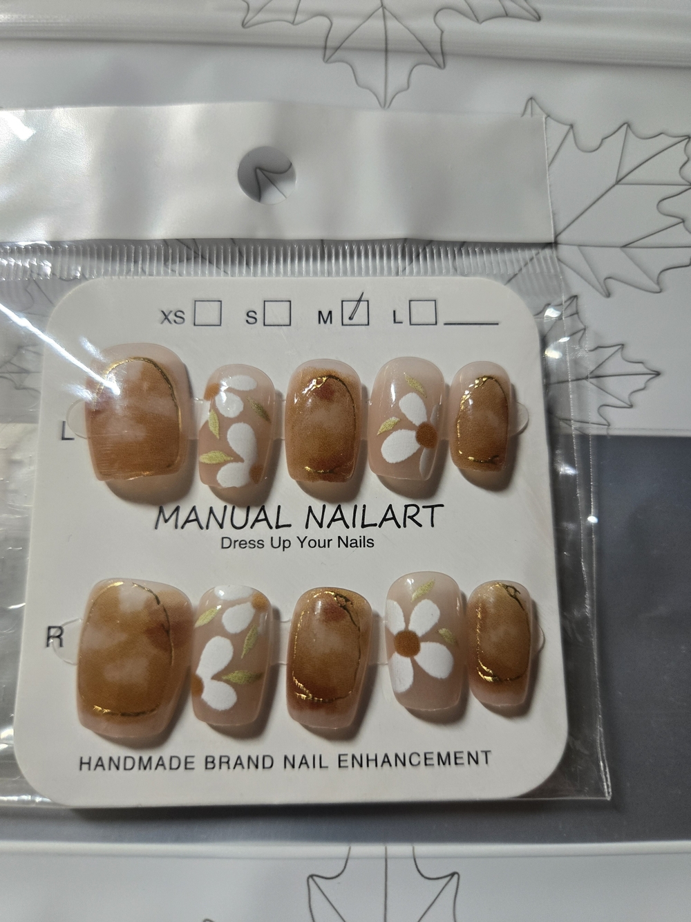 Handmade Floral Press-On Nails - Beige & White Daisy Design( M)